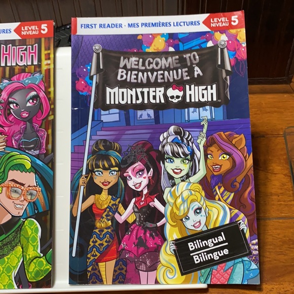 Monster High Books Bilingual First Readers Level 5 - Picture 3 of 7